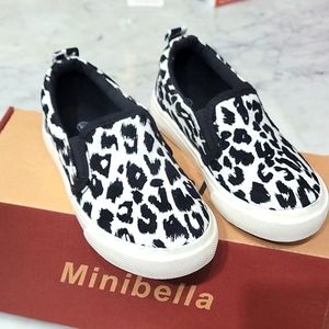 Little Girls size 9 slip on.